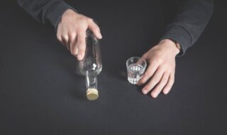 Dlaczego alkoholik kłamie: strach przed utratą bliskich